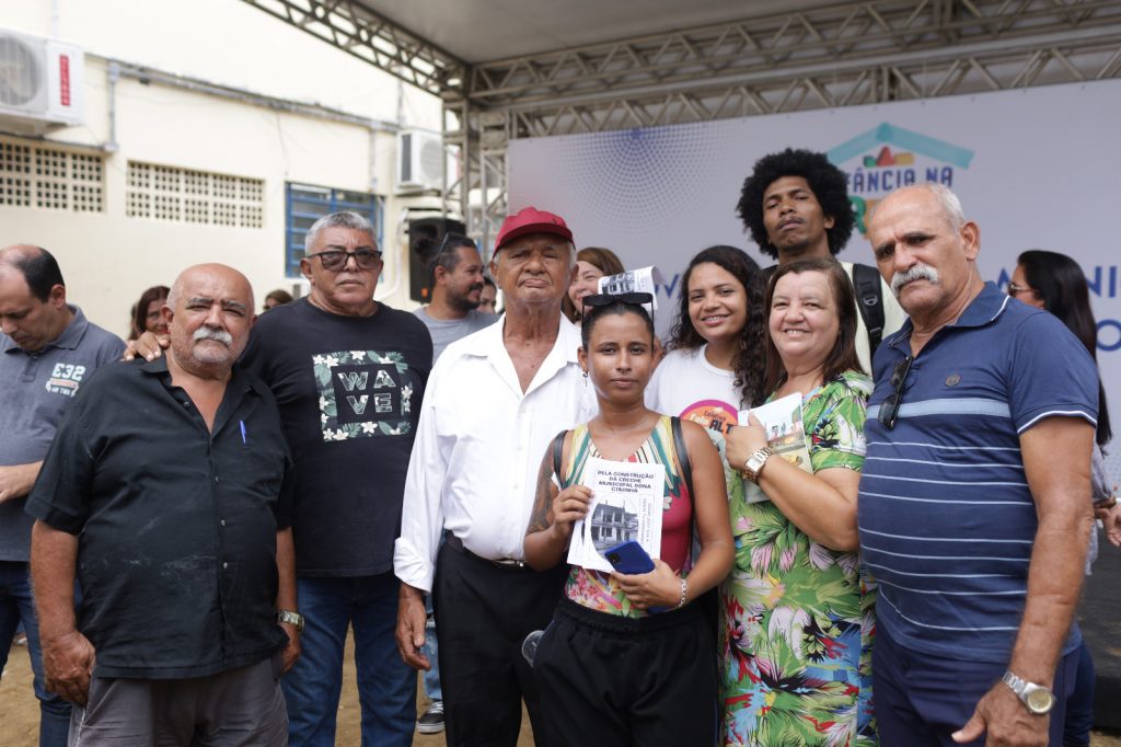 Familiares de Dona Cininha, que dará nome à creche, e integrantes do Coletivo Fala Alto. Crédito: Divulgação